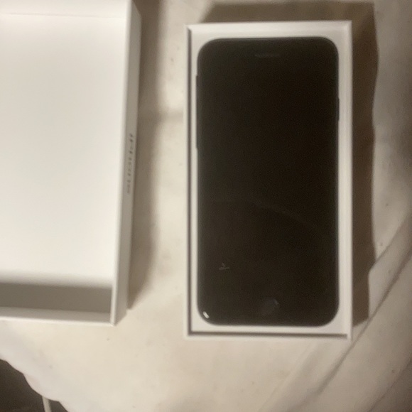 iPhone SE Black 64 GB for Straight Talk Brand New